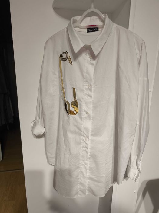 Biała koszulka oversize ze złotą agrafką