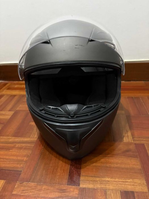 Casaco, capacete e luvas para mota