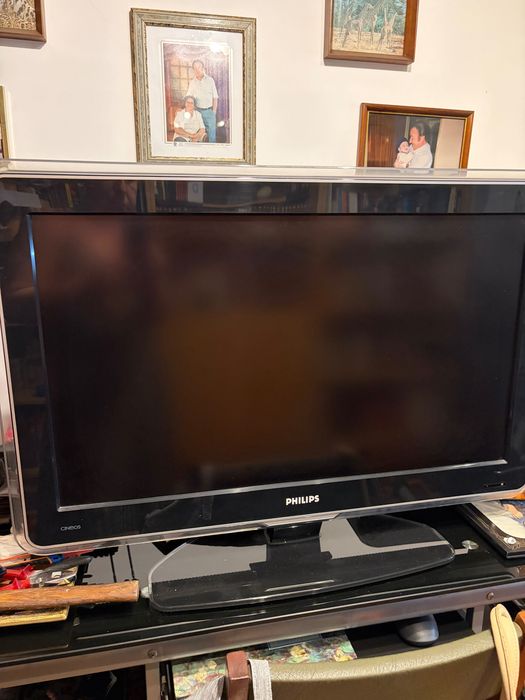 Vendo televisão e aparelhagem
