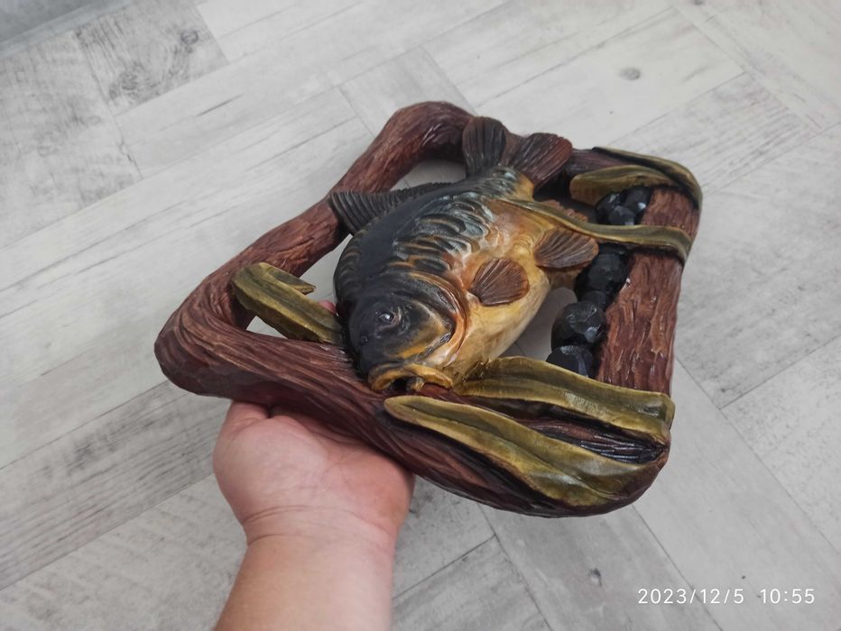 Ryba karp rzeźbiony z drewna