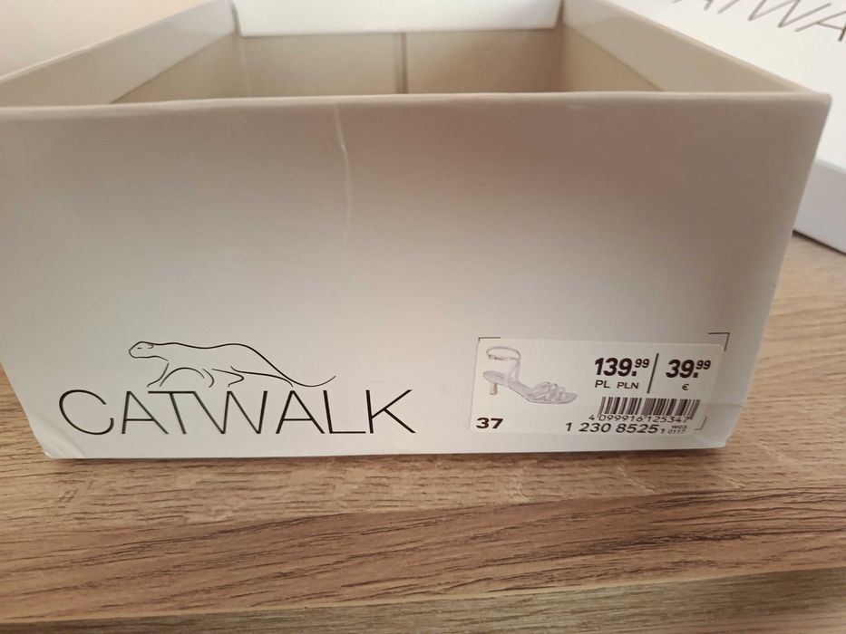 Sandałki na obcasie