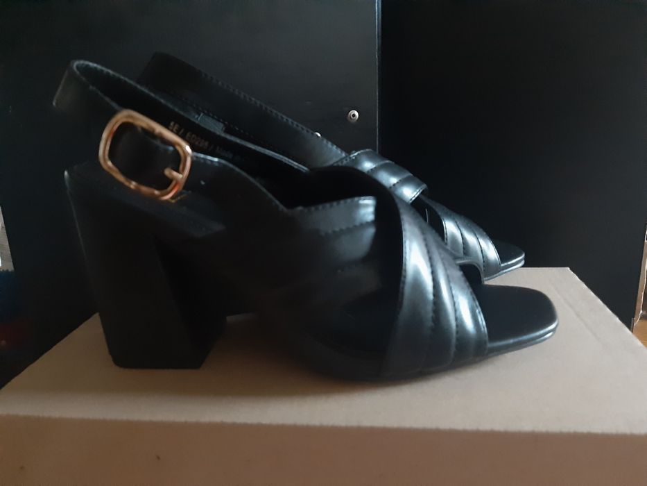 Buty sandały czarne obcas i niebieskie baleriny