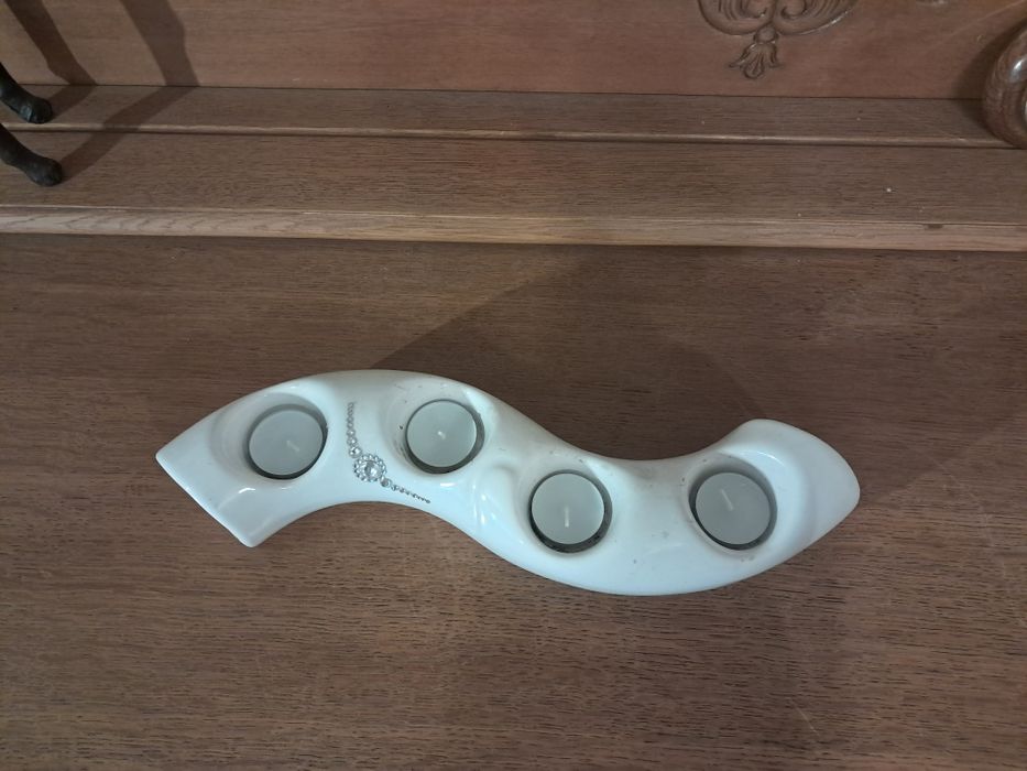 Świecznik biały zakręcony