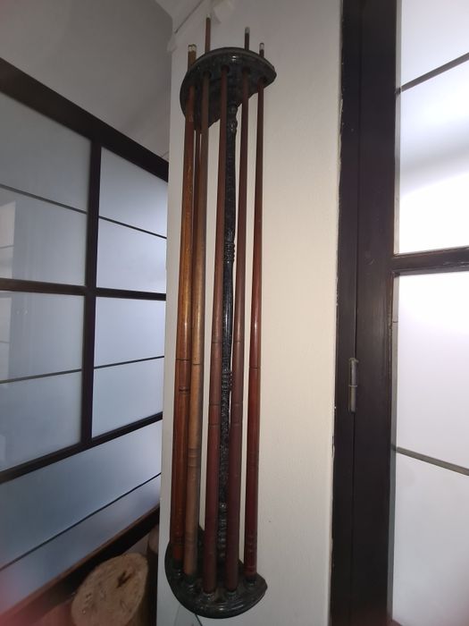 Suporte de parede com 8 tacos de snooker