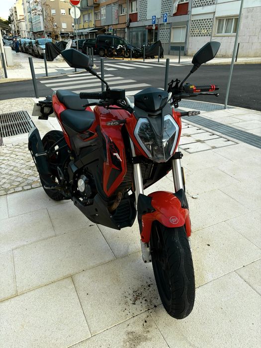 Moto rkf  125 - Vermelha