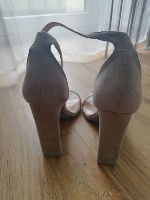 Nowe buty na obcasie szare rozmiar 36