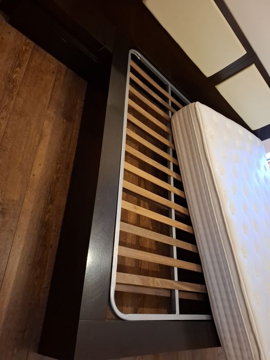 Cama de casal de madeira  sem colchão