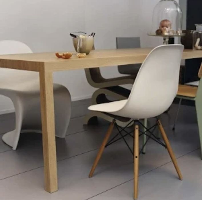 4 cadeiras Eames em DSW plastic e pés em madeira
