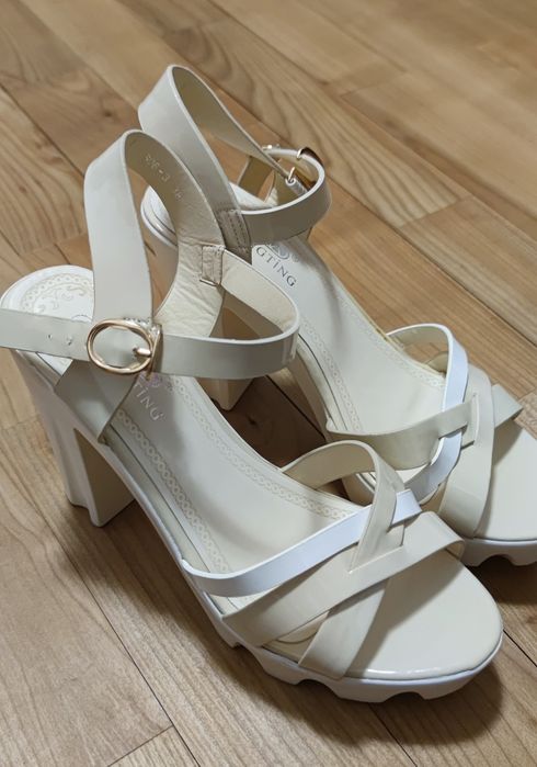 Продам босоніжки