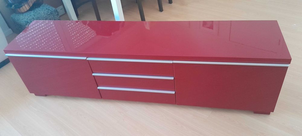 Móvel TV vermelho IKEA, modelo Bur da gama BESTA
