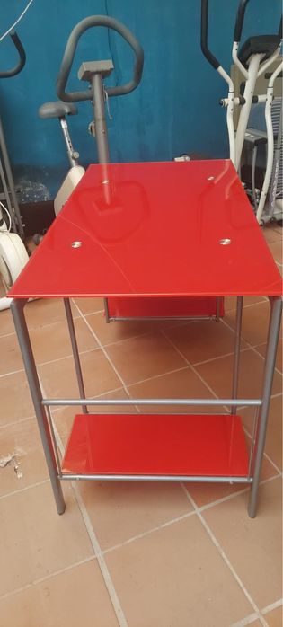 Secretária em vidro vermelha