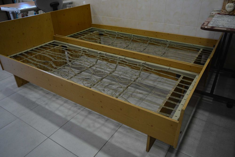 Кровать з матрацами