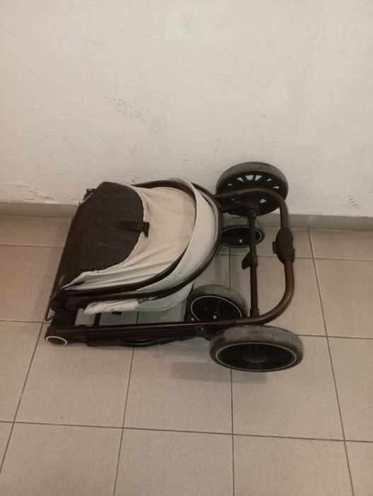 Carrinho de bebé como novo