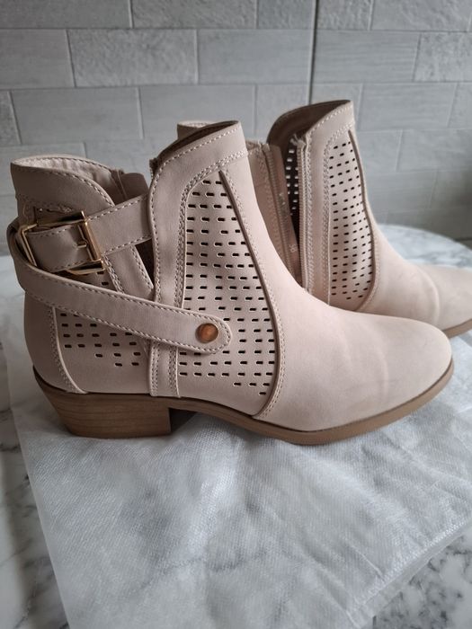Botki ażurowe na obcasie