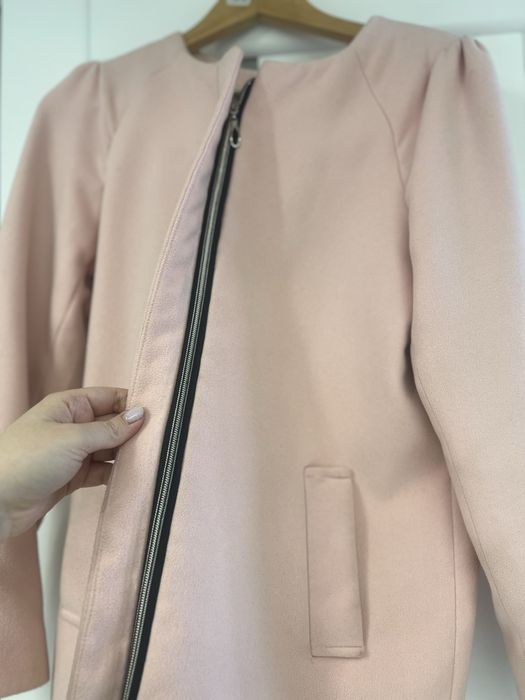 Коротке рожеве пальто