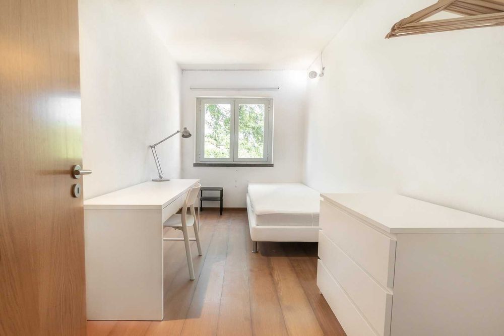 Quarto em apartamento de estudantes Nova SBE - ENTRADA IMEDIATA