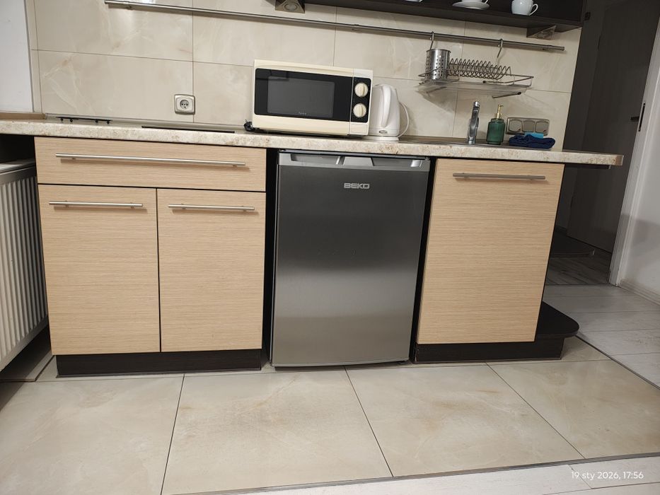 Meble kuchenne, szafka, lustro, stół, krzesła