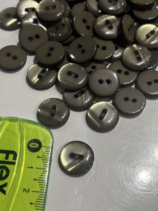 Duży zestaw guzików koszulowych perłowych 15mm – oliwkowe / khaki 140 szt