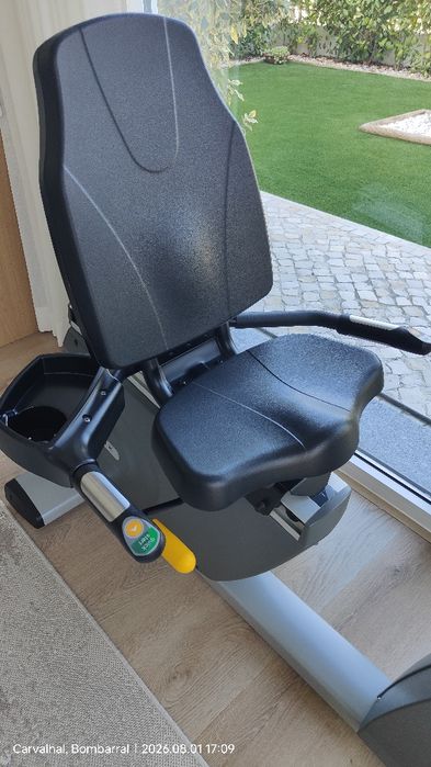Bicicleta Ergométrica semi Nova, reclinada, com ajustes, painel digital e muitas funcionalidades.