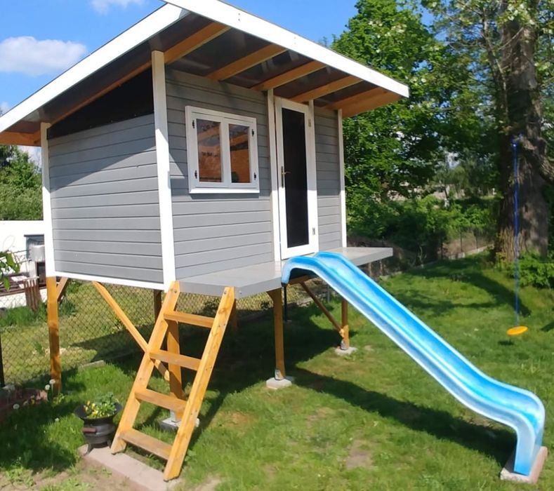 Domek letniskowy drewniany dla dzieci gaj plac zabaw ze zjeżdżalnią
