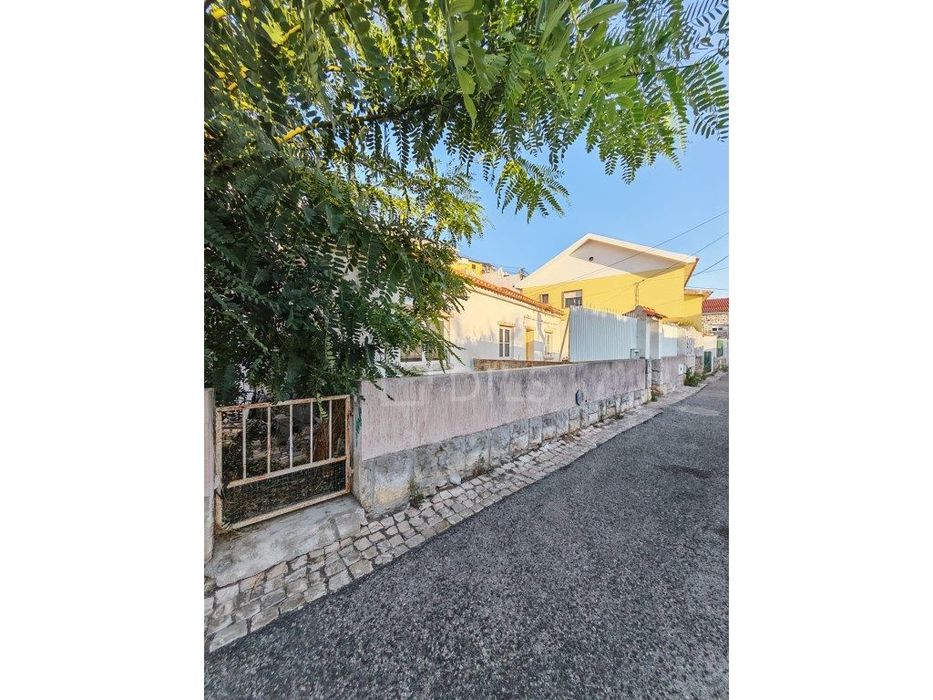Moradia T3 em Cascais para reabilitação total, com projeto aprovado