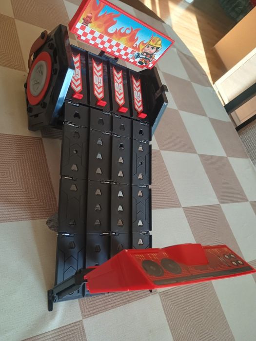 Tor samochodowy wyścigi zjeżdżalnia do aut hot wheels