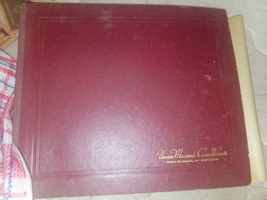 Álbum de discos não sei quantos são nas fotos da para de discos são