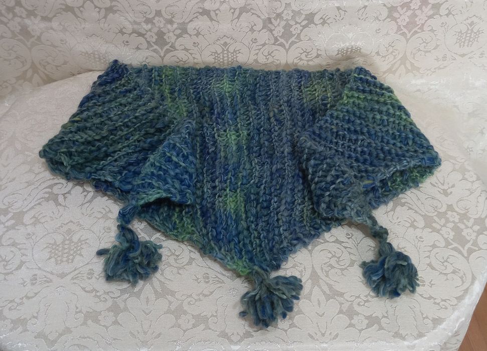 Cieniowana chusta robiona na drutach, rękodzieło