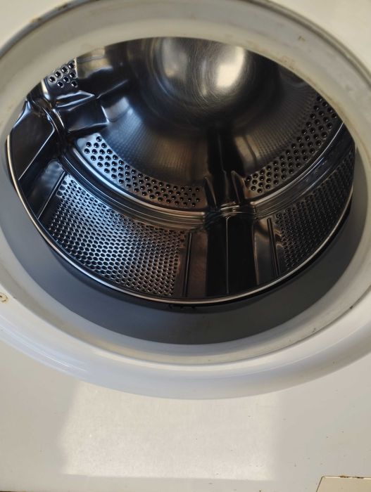 Máquina de lavar roupa da marca Tecnolar, com avaria
