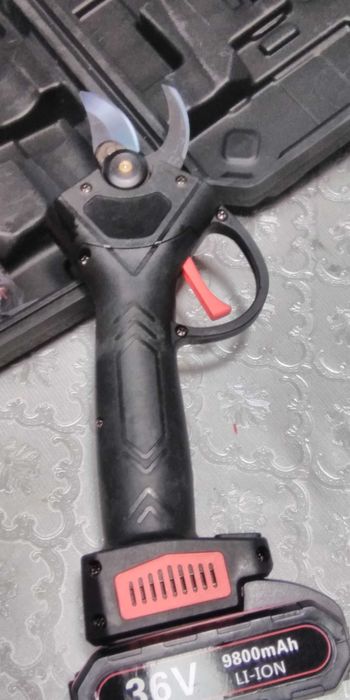 Tesoura de poda com 2 bateria, nova na caixa.