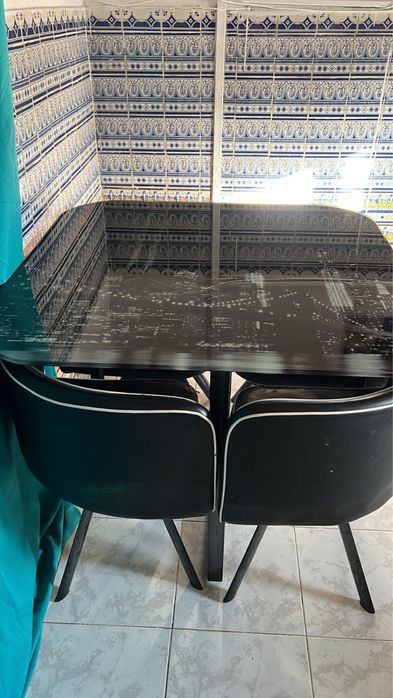 Mesa de Jantar com Tampo de Vidro Preto + 4 Cadeiras – 50€