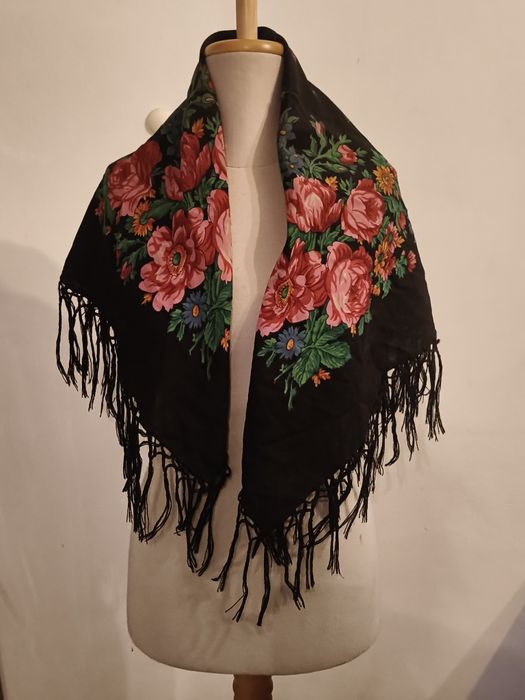 Stara chusta w róże z frędzlami 183