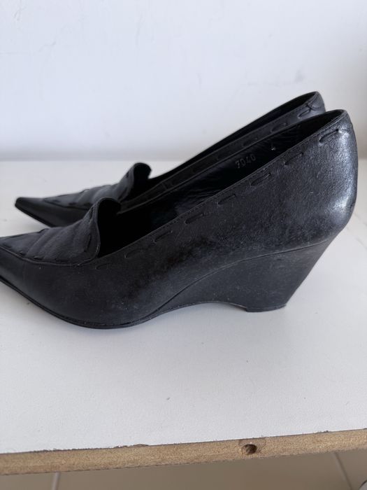 Sapatos pretos em pele