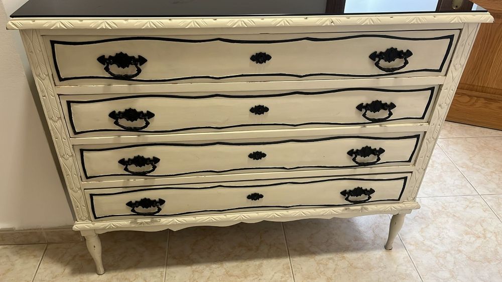 Cómoda com tampo de vidro