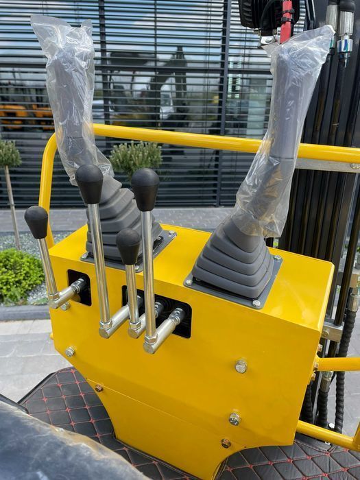 Minikoparka 1600kg z Japońskim silnikiem Kubota - GG1600