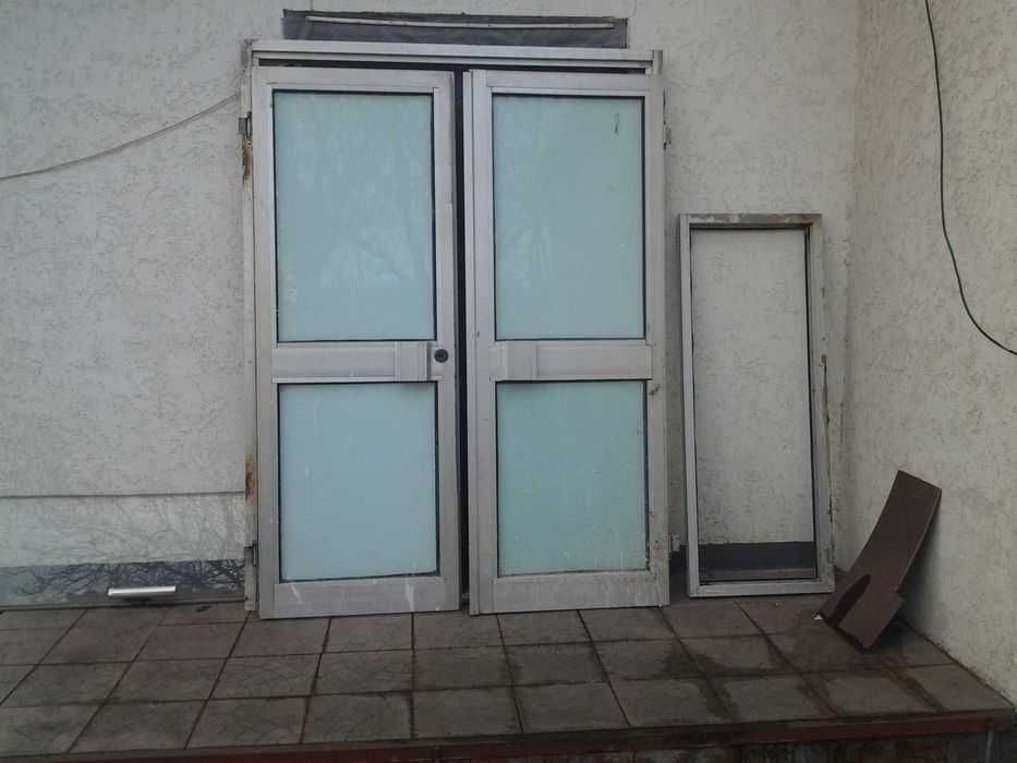 Алюминиевые двери двустворчатые с коробкой распашные одинарное стекло