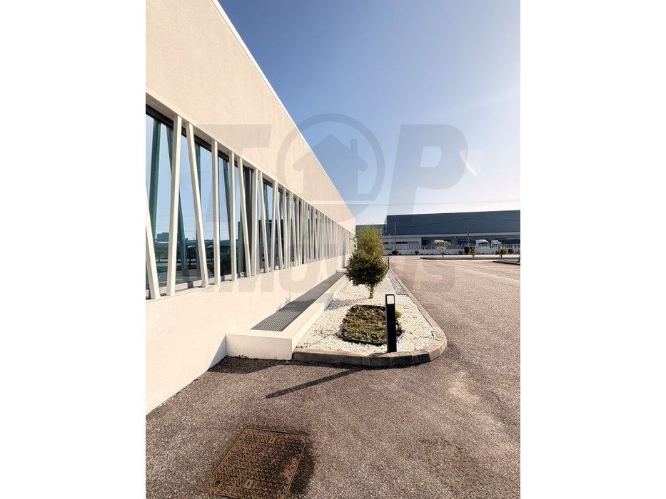 Complexo Industrial Moderno com Nave e Escritórios na Zona Prime de...