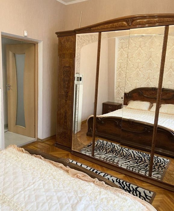 Здається чудова 4 кімнатна квартира в центрі міста.