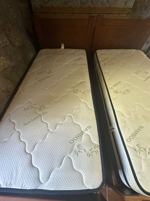 2 estruturas de cama de solteiro e 2 colchões