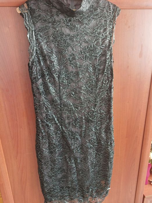 Srebrna koronkowa sukienka z Quiosque