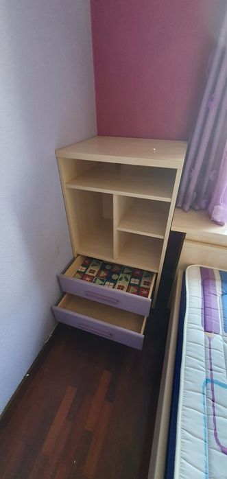 Mobilia para cuarto com cama individual e arrumação