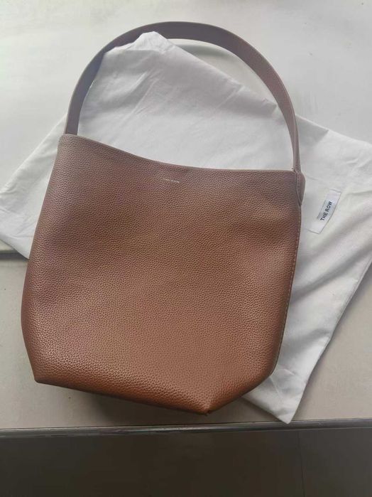 Bolsa bucket The Row castanha