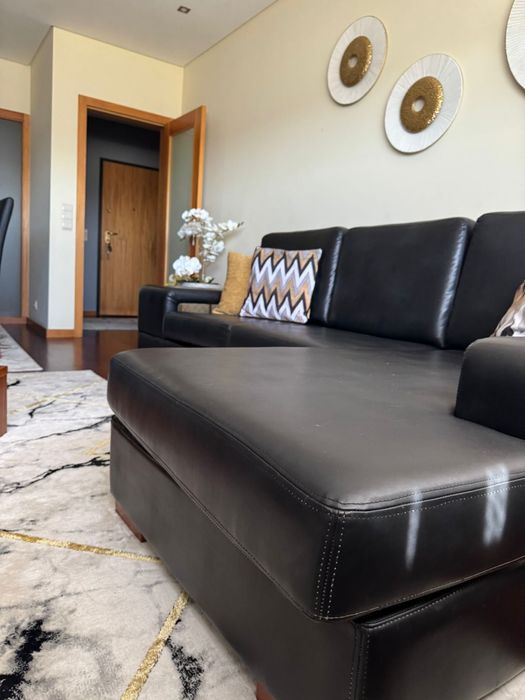 Sofá de pele com almofadas
