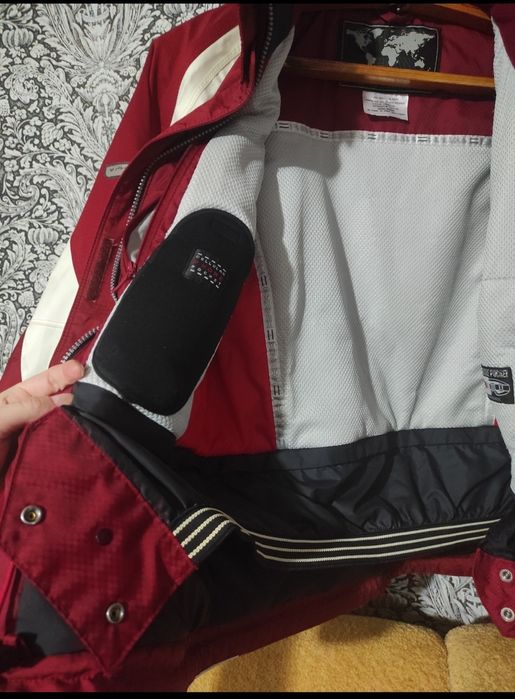 Гірнолижна куртка. Лижна курточка