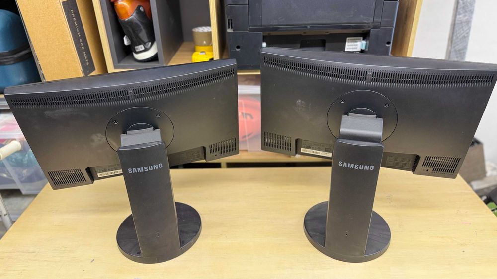 2x Samsung SyncMaster 2343 23" 2048x1152 Pivot – 2 monitory