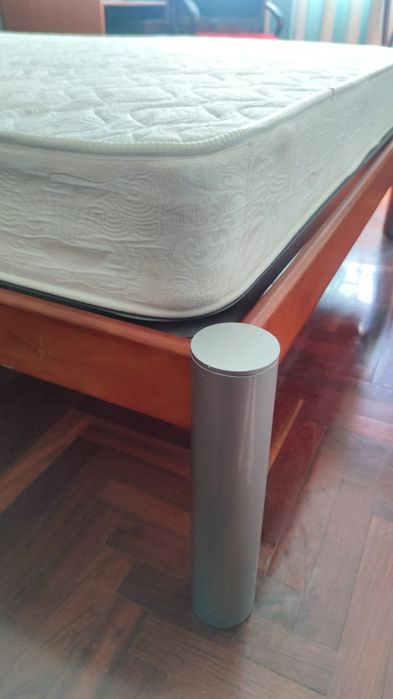Cama de solteiro, com colchão, 2 mesa de cabeceira e móvel camiseiro