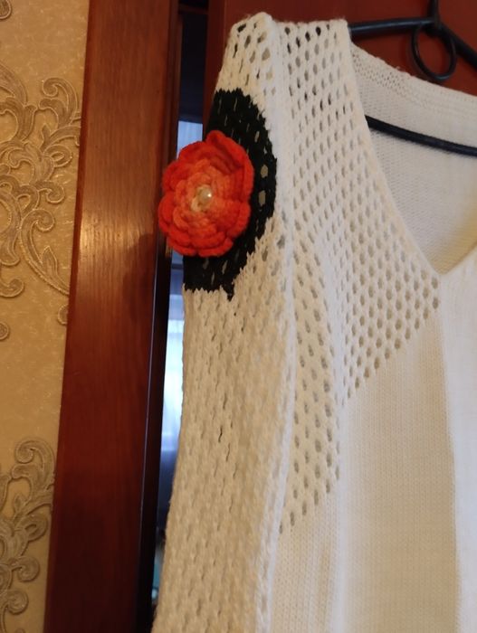 Продам білу кофтинку