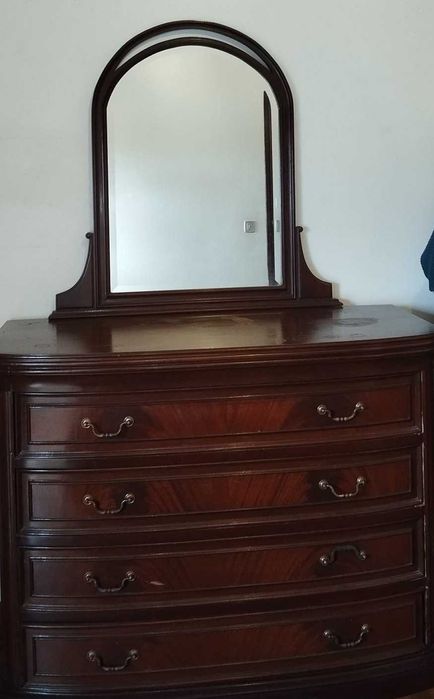 Cómoda e duas mesas de cabeceira antigas