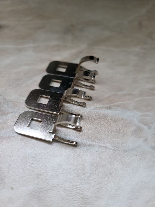 Скобка заземлення для плінтів