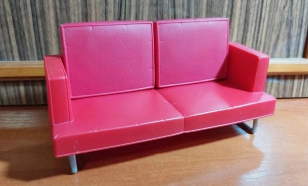 Czerwona kanapa / łóżko lalki Barbie / Mattel